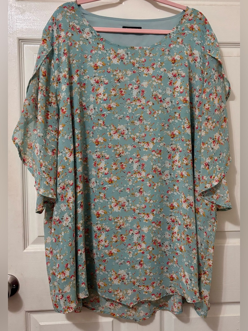 🌺 BloomChic Aqua Pink and Ivory Floral Top